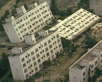 Immagini di edifici che hanno subito effetti di liquefazione dei terreni (terremoto in Turchia)