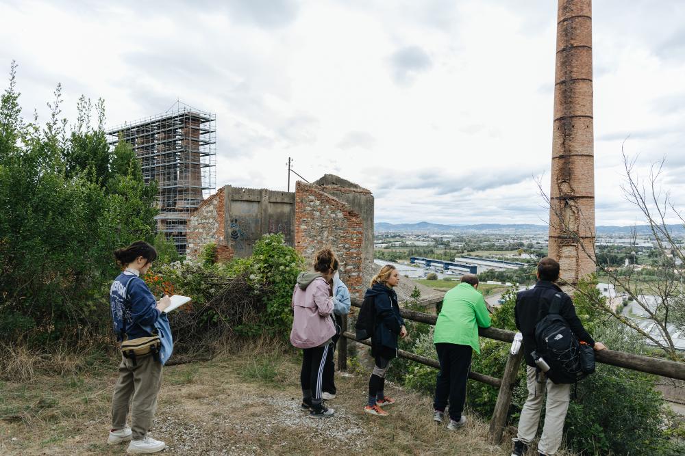 Tracce industriali sul percorso intorno ai monti della Calvana durante il progetto TAI en plein air, itinerari del contemporaneo