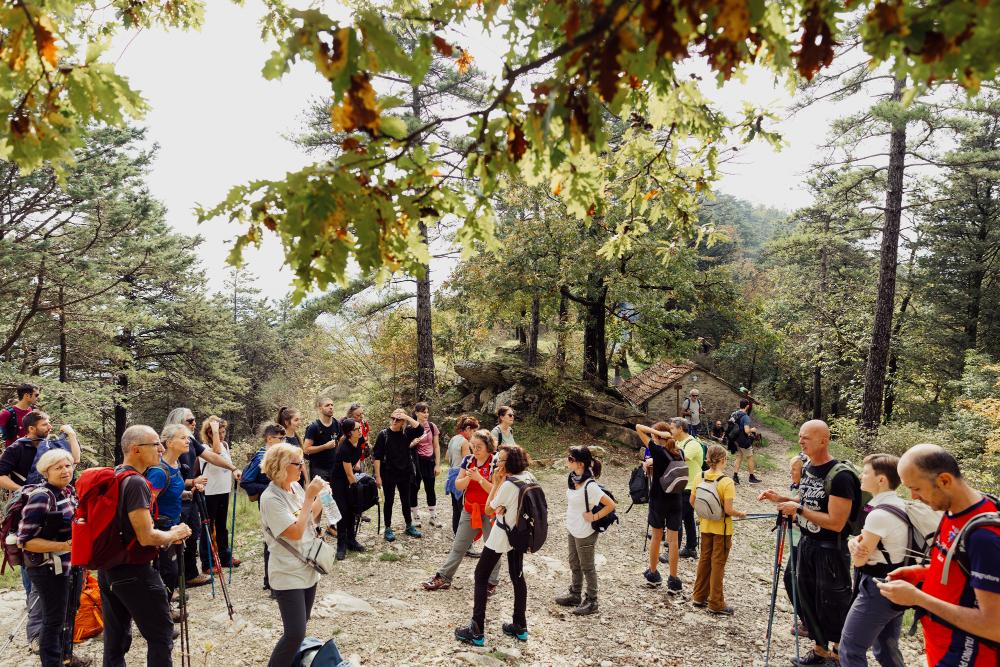 Il pubblico esplora il paesaggio dei monti della Calvana durante il progetto TAI en plein air, itinerari del contemporaneo