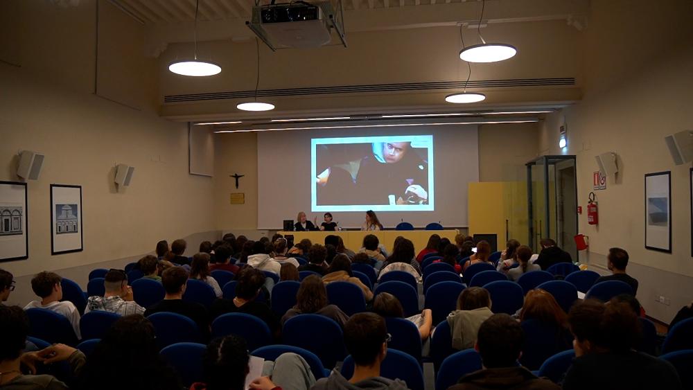 La proiezione di un video d'artista all'interno del progetto Over The Real 