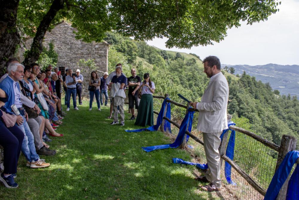 Sospese Confidenze: spettacolo di Samuele Boncompagni che intreccia storie di Montebotolino, borgo disabitato, con il paesaggio dell’Appennino
