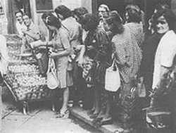Scene di mercato a Firenze dopo la liberazione