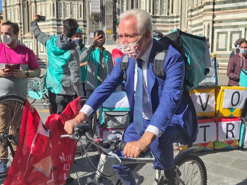 Giani incontra i rider: “Diritti e lavoro sicuro, una battaglia nazionale: la Toscana al vostro fianco”