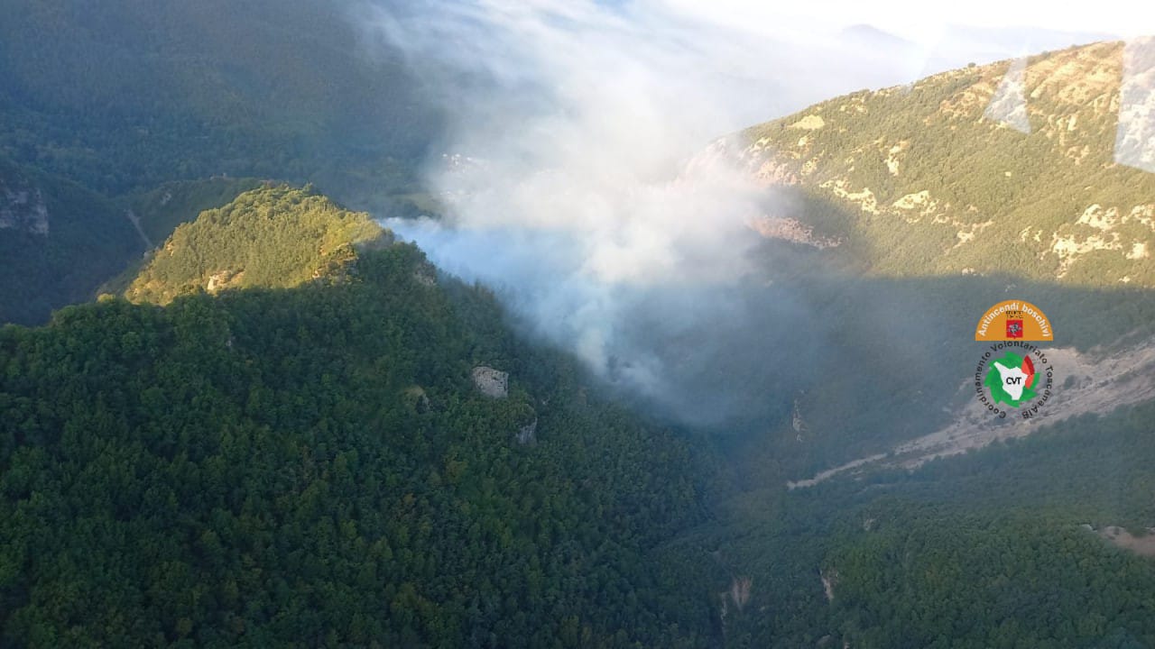 Incendio nel comune di Bagni di Lucca. In azione due elicotteri regionali