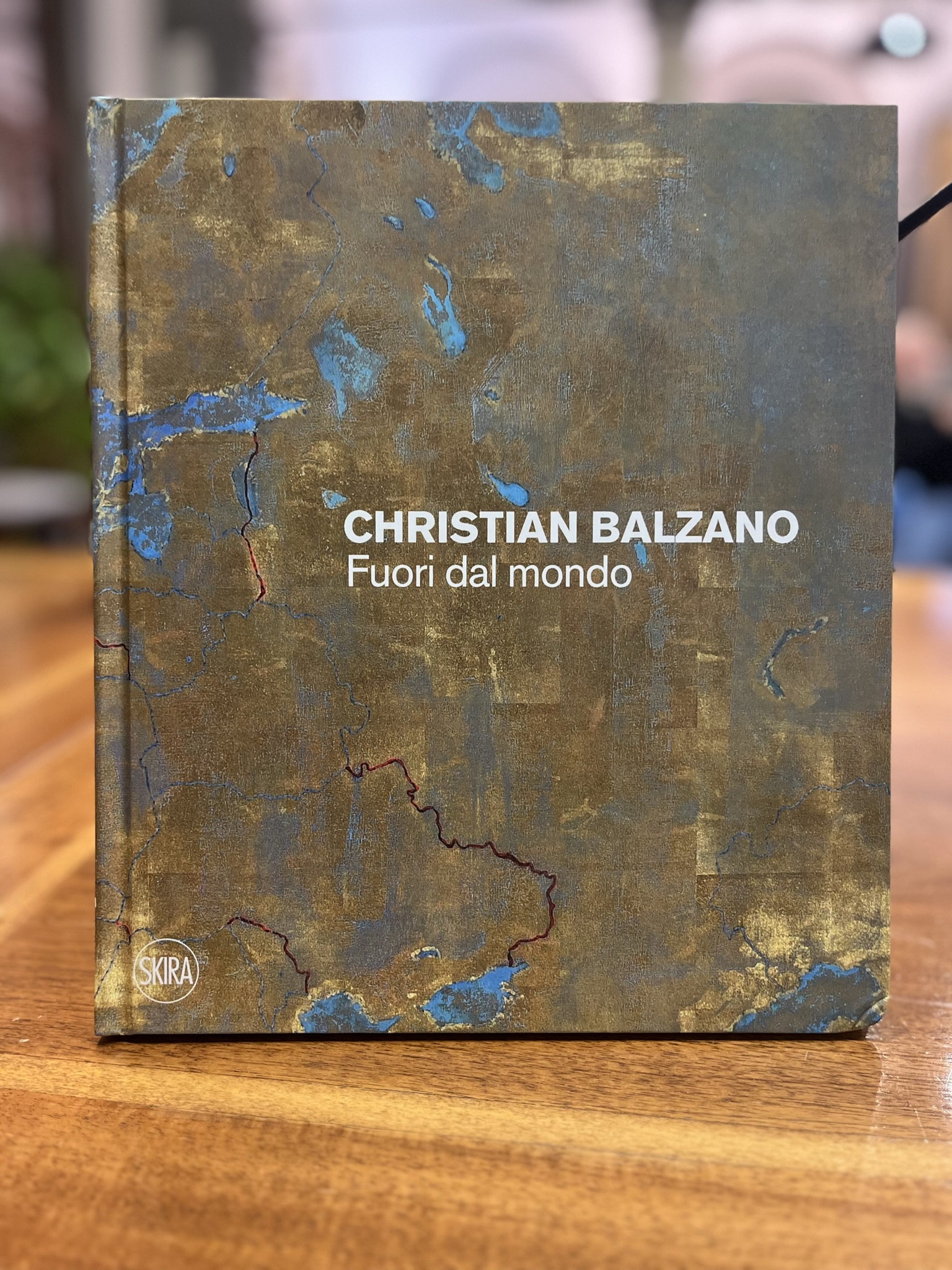 “Fuori dal Mondo”, la topografia immaginaria di Christian Balzano
