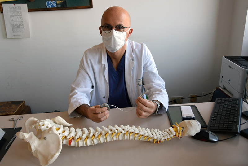 Primo intervento in Italia di impianto di pacemaker spinale contro il mal di schiena cronico