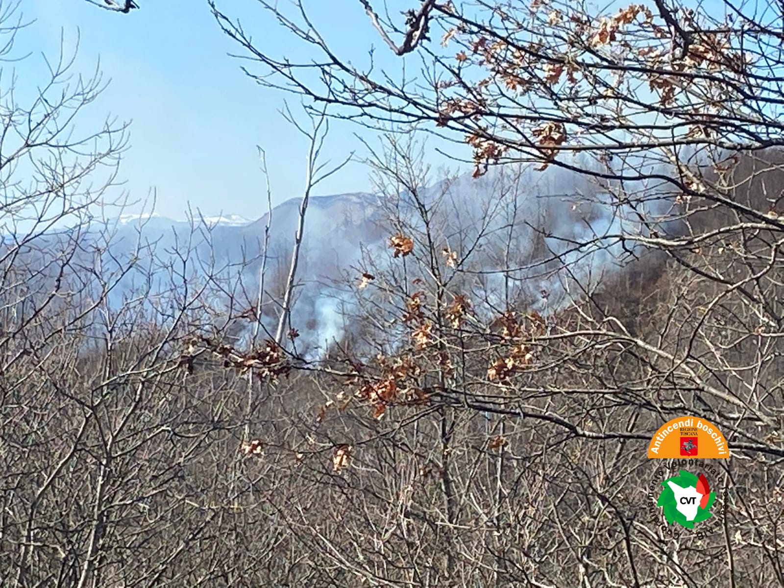 Incendio boschivo a Bagni di Lucca. Sul posto due elicotteri regionali