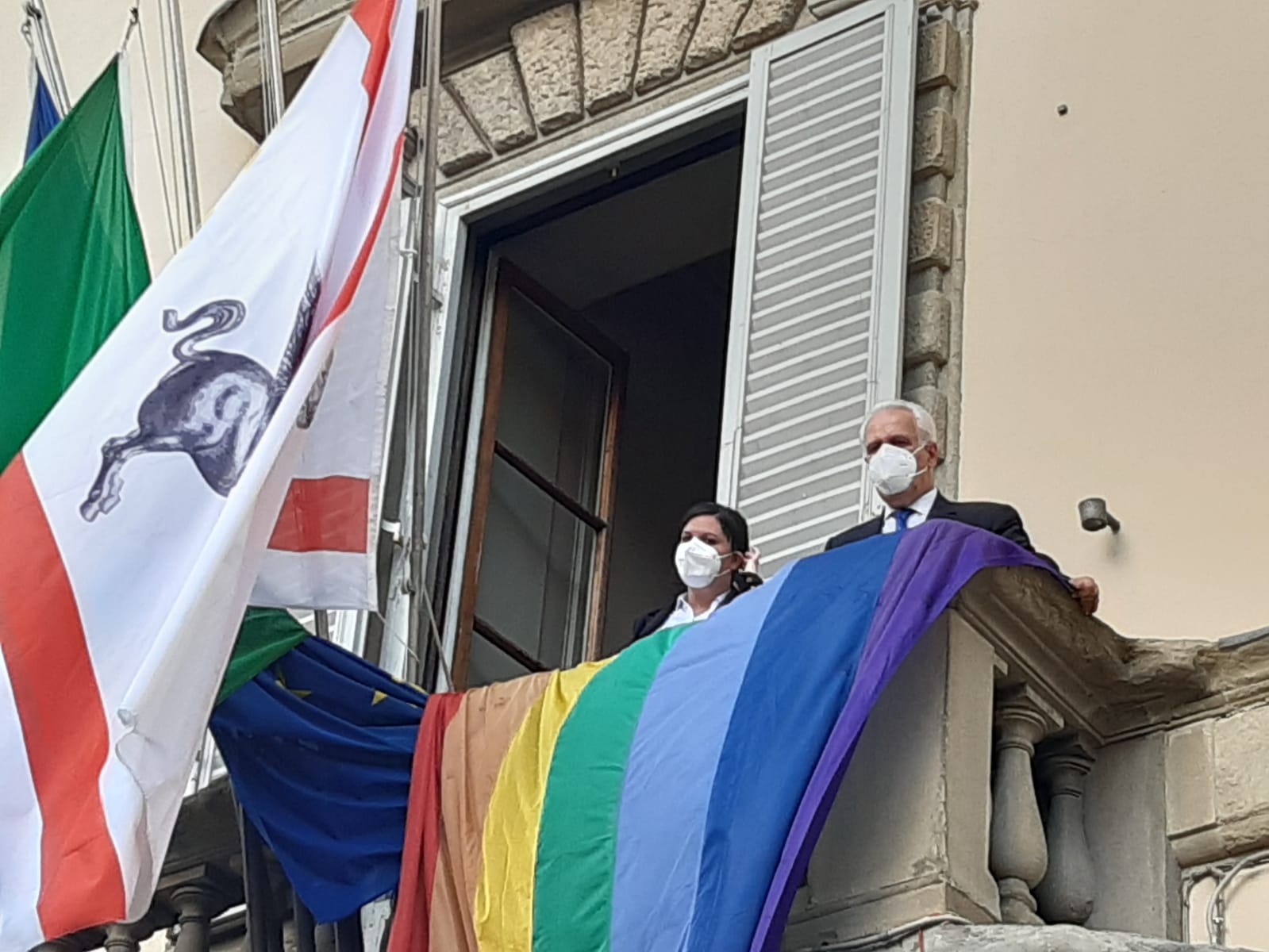 Giornata contro omofobia, la bandiera arcobaleno a Palazzo Strozzi Sacrati 