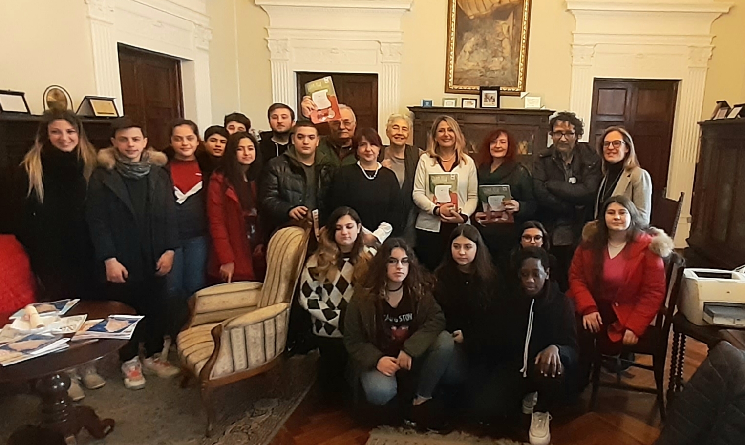Pistoia, l'assessora Grieco consegna l'album della Costituzione agli alunni del 
