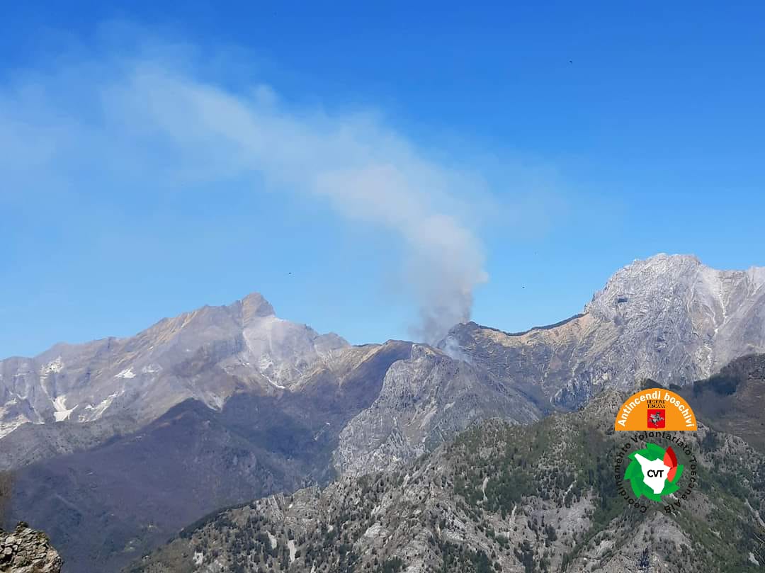 Incendio boschivo alla Foce di Navola, in provincia di Massa Carrara