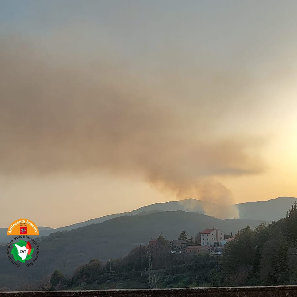 Sedici incendi in Toscana, i più gravi a Chiusdino e in Garfagnana   