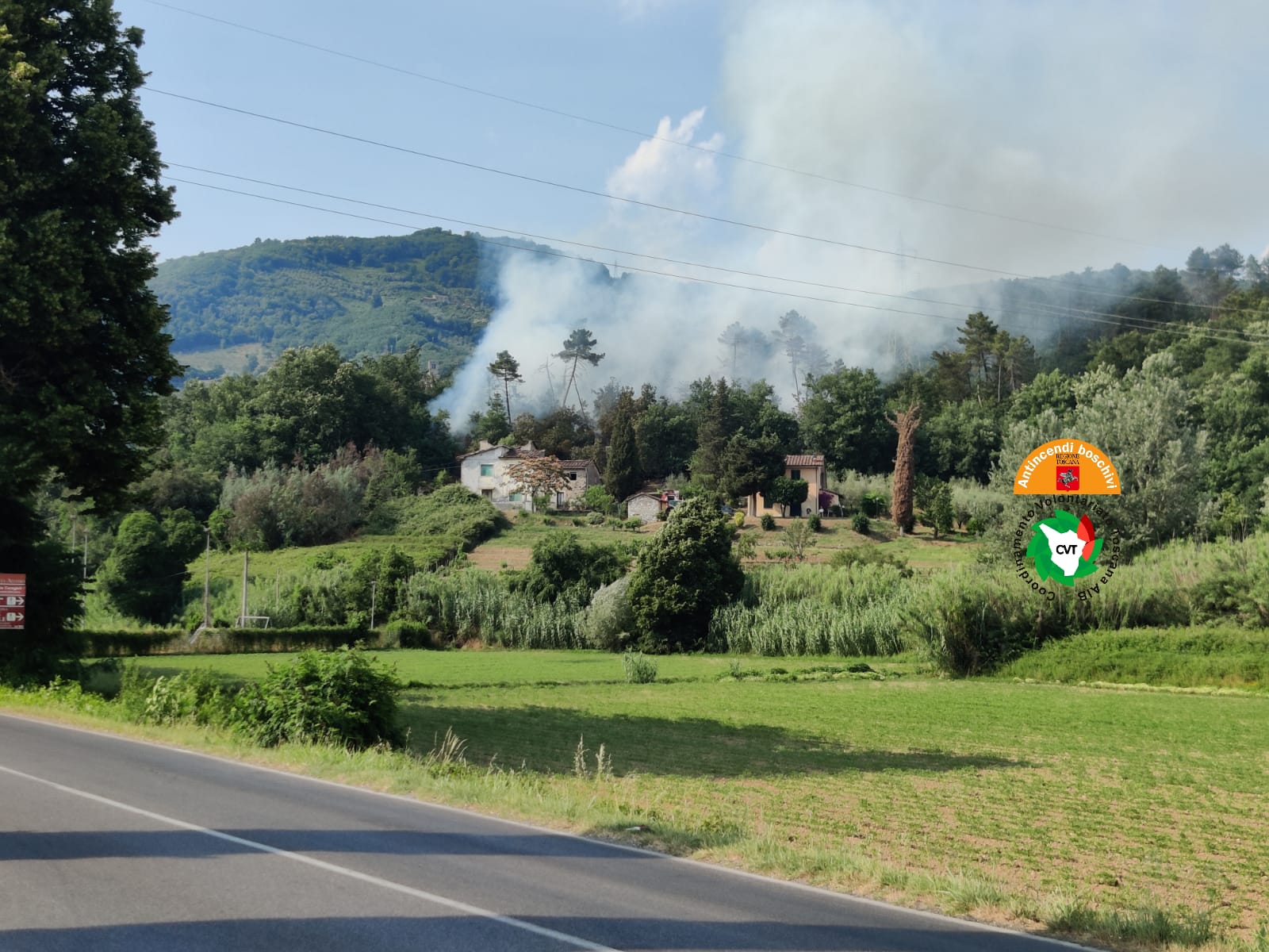 Incendio in corso in località Fornace nel comune di Lucca, due elico...