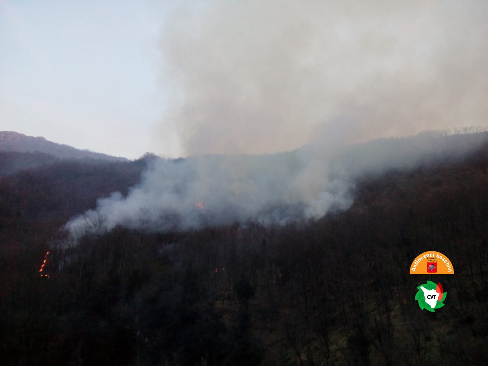 Incendi, anche Sillano in fase di bonifica. Ancora in fiamme il bosco a Madonna di Carpineta