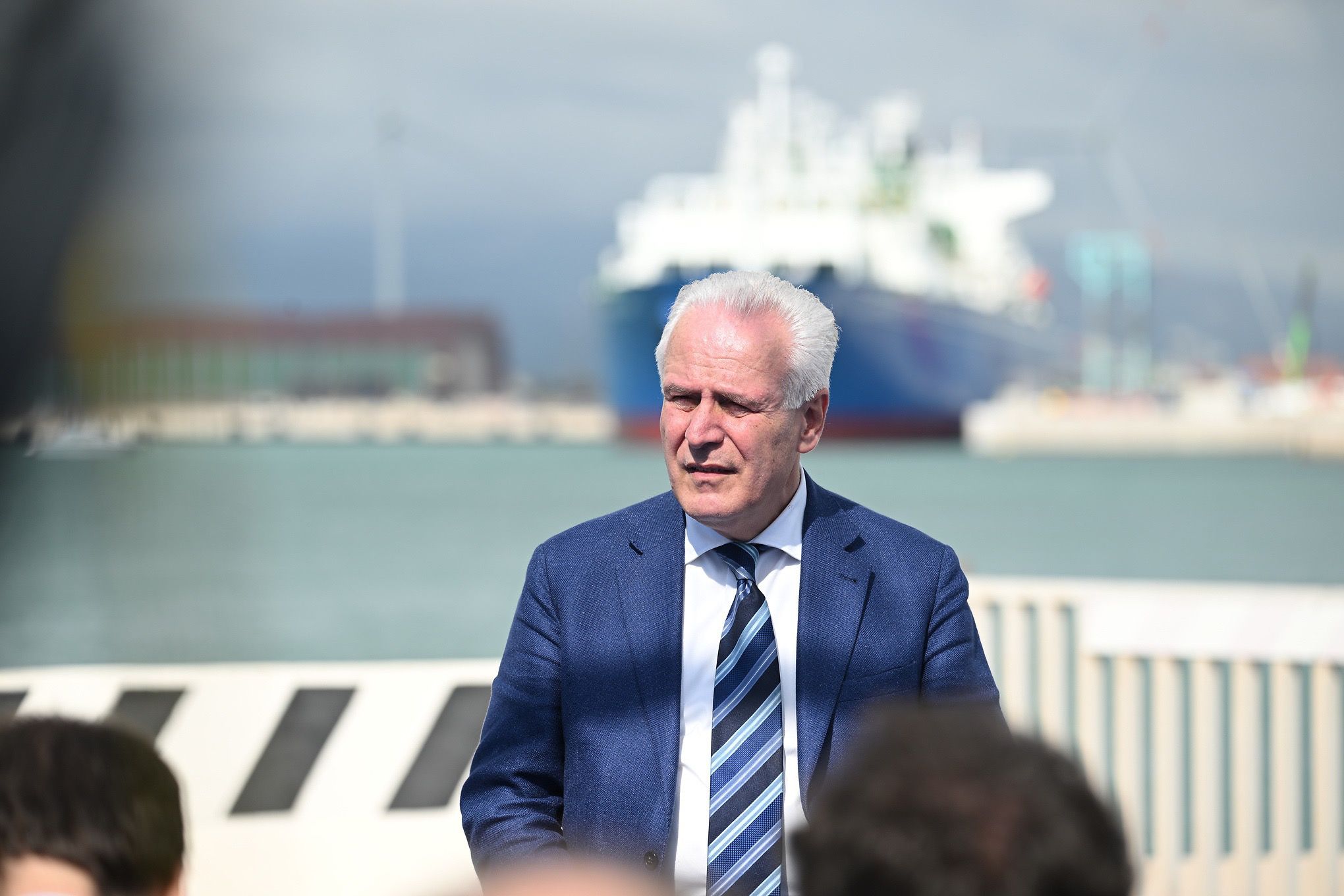 Rigassificatore di Piombino pronto a metà maggio. Giani: “Ora al tavolo per compensazioni”