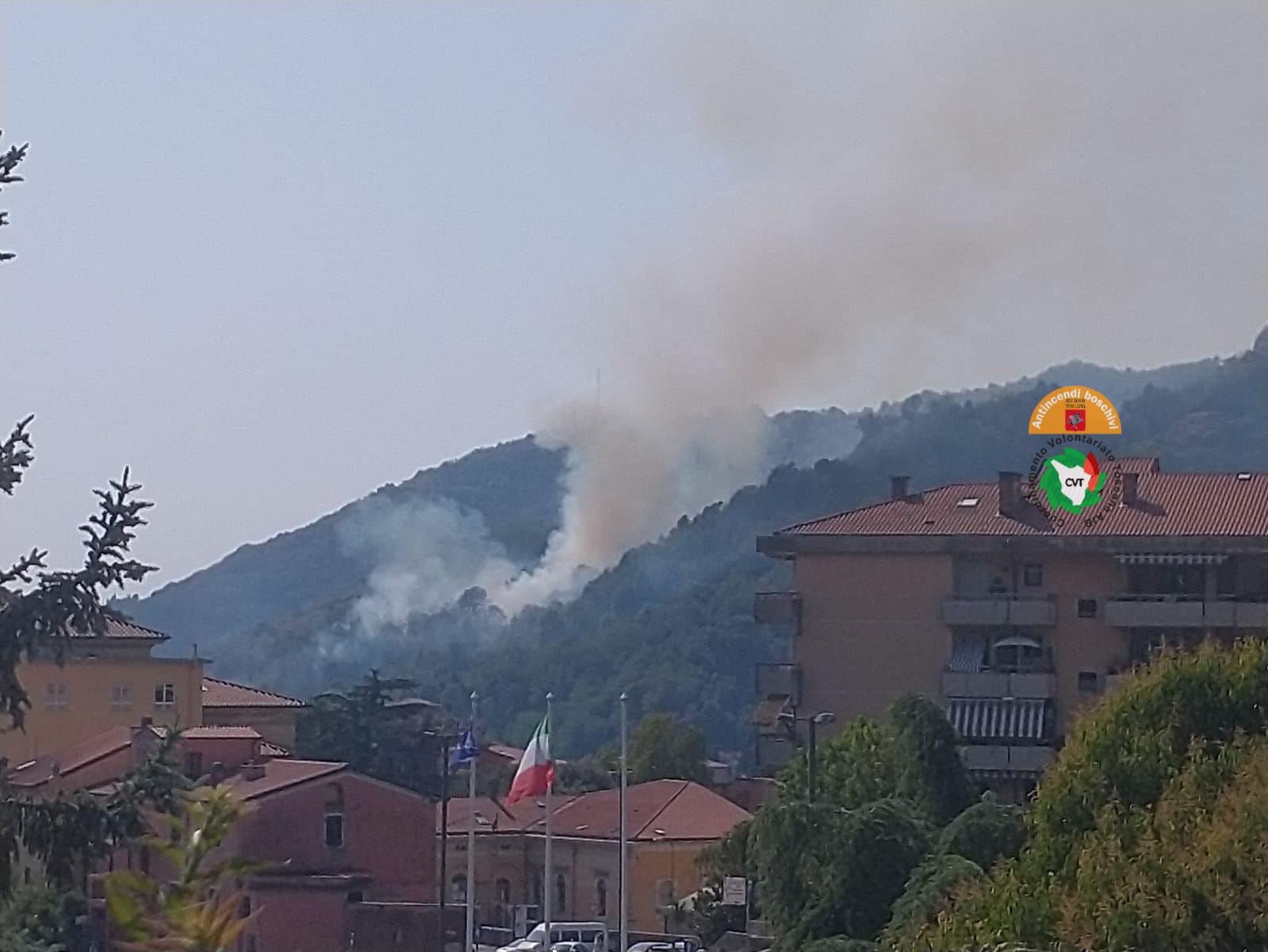Fiamme a Stabbio (Carrara), 3 elicotteri in azione e un canadair in arrivo