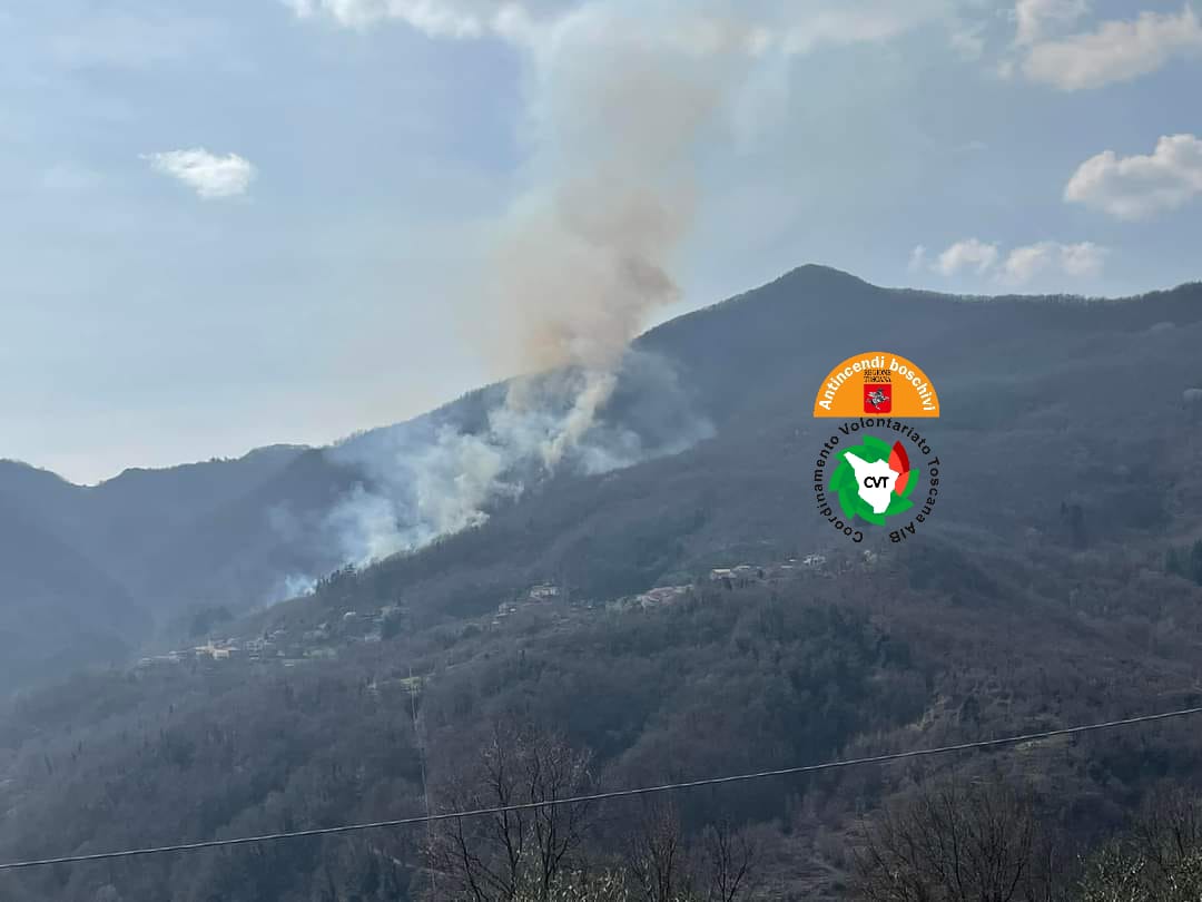 Fiamme nei boschi di Torrano (Ms): elicotteri già in azione, in arrivo due Canadair