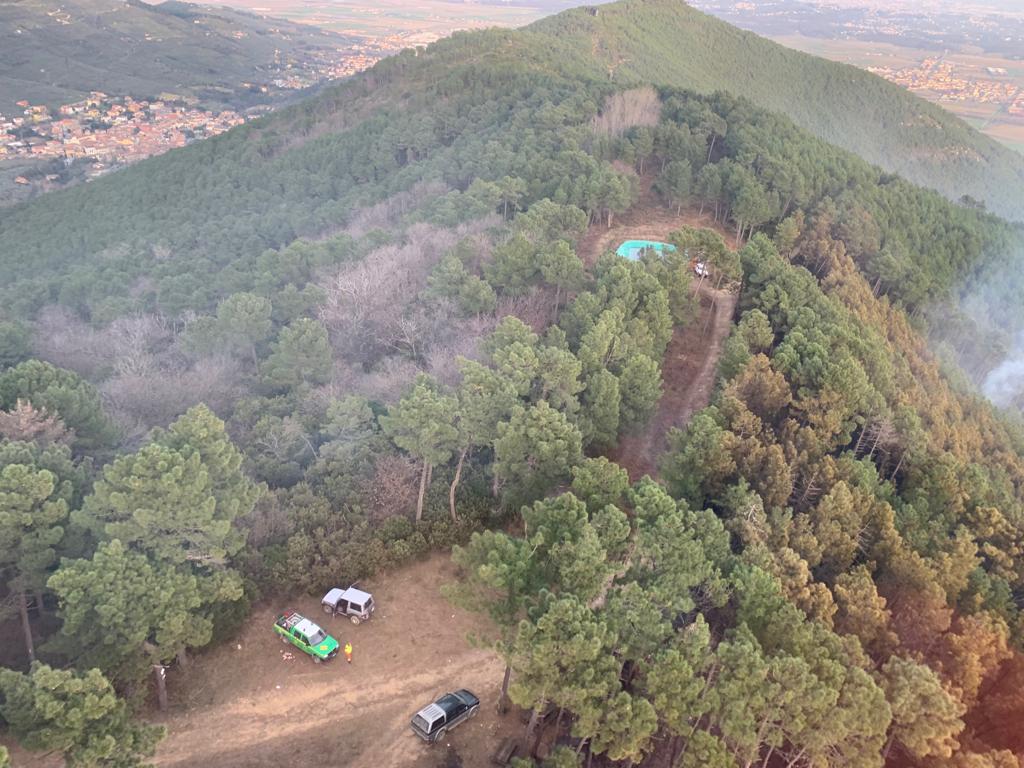 Vicopisano: fiamme domate, le persone evacuate rientrano a casa. Al via l'opera di bonifica