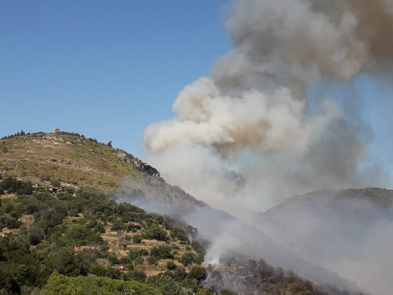 Incendi, fiamme sull'Argentario: sul posto due elicotteri regionali. In arrivo altri due mezzi nazionali