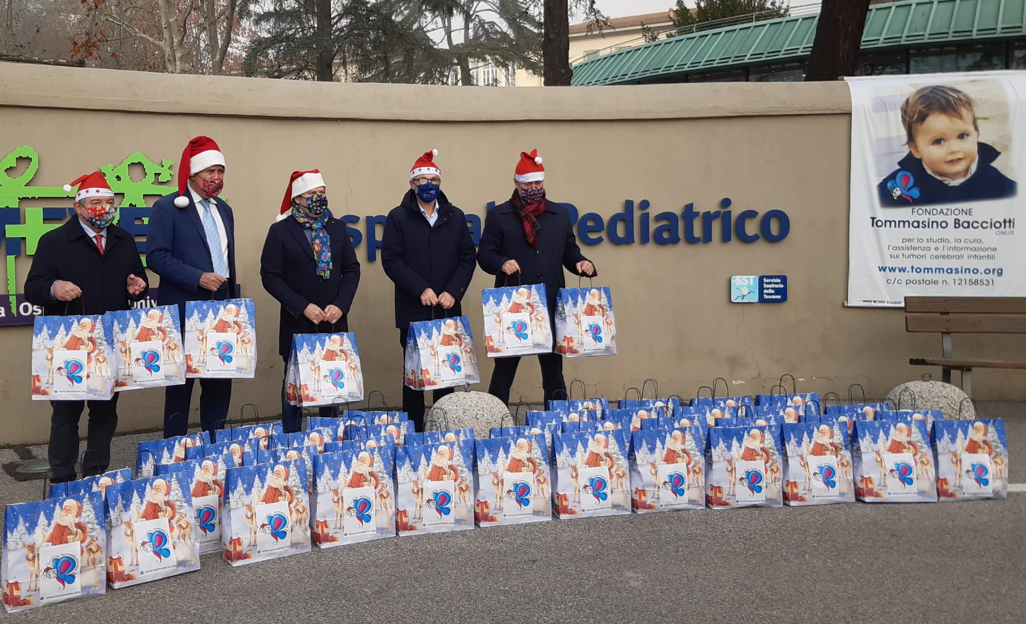 Natale al Meyer, Giani e Bezzini con la Fondazione Bacciotti per la consegna dei doni