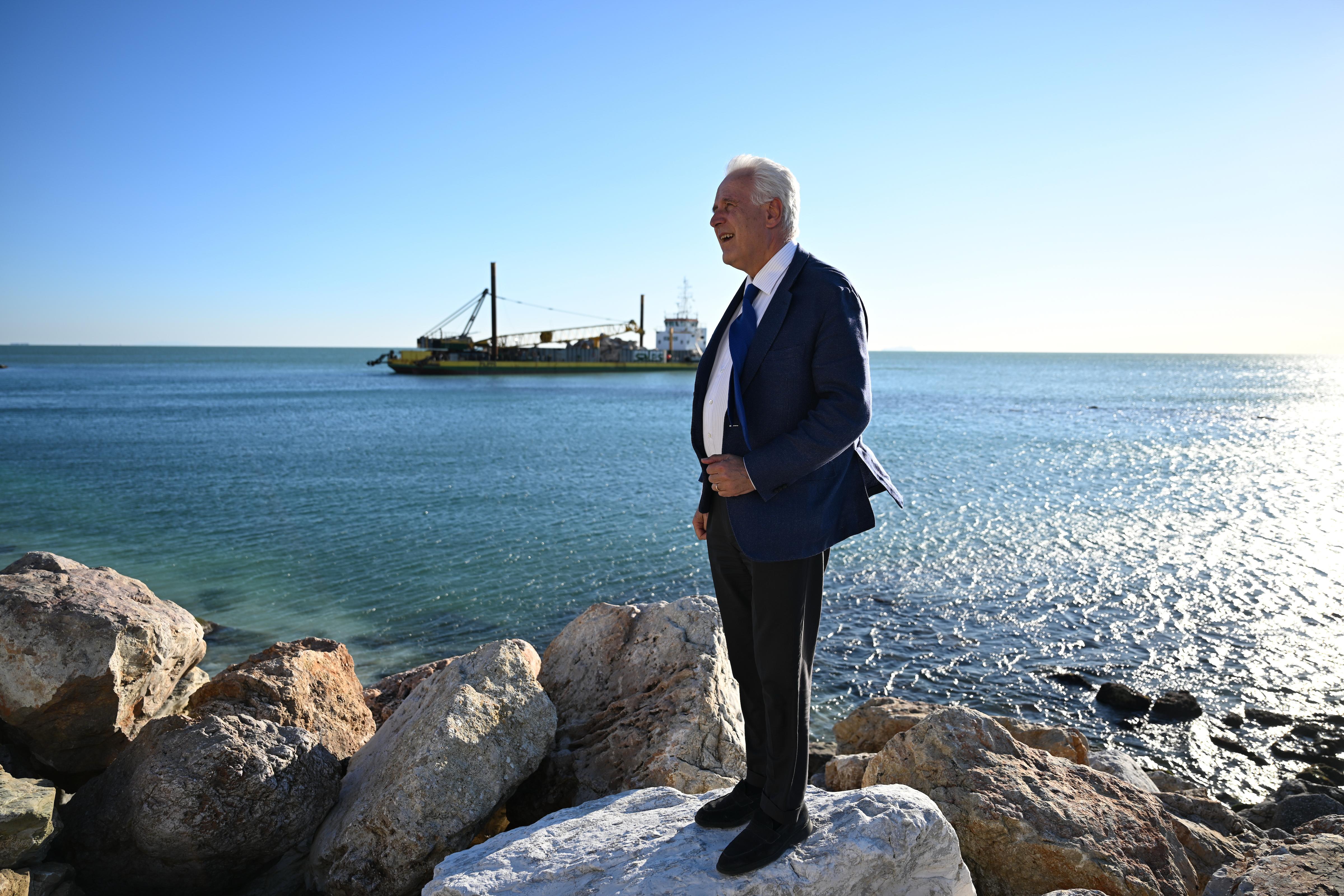 Giani a Marina di Pisa: “Questa barriera fermerà la furia delle mareggiate”