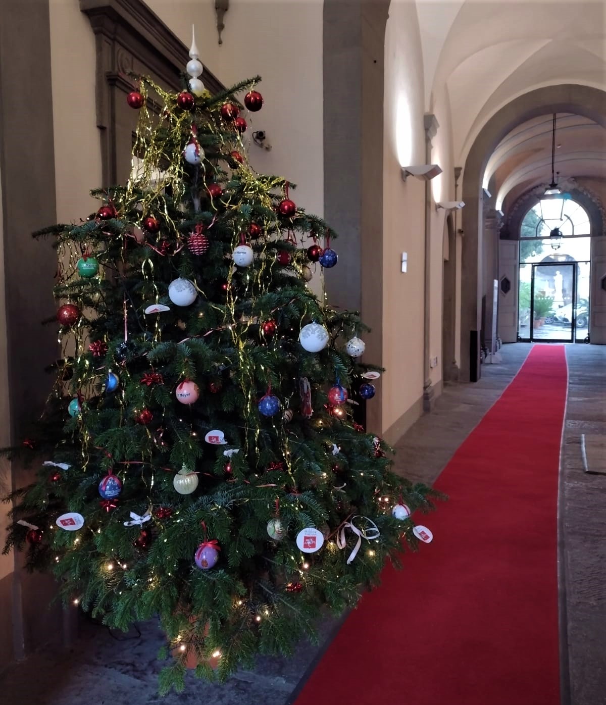 Albero di Natale in Strozzi Sacrati, Giani: “Simbolo di festa e di una ricchezza toscana”
