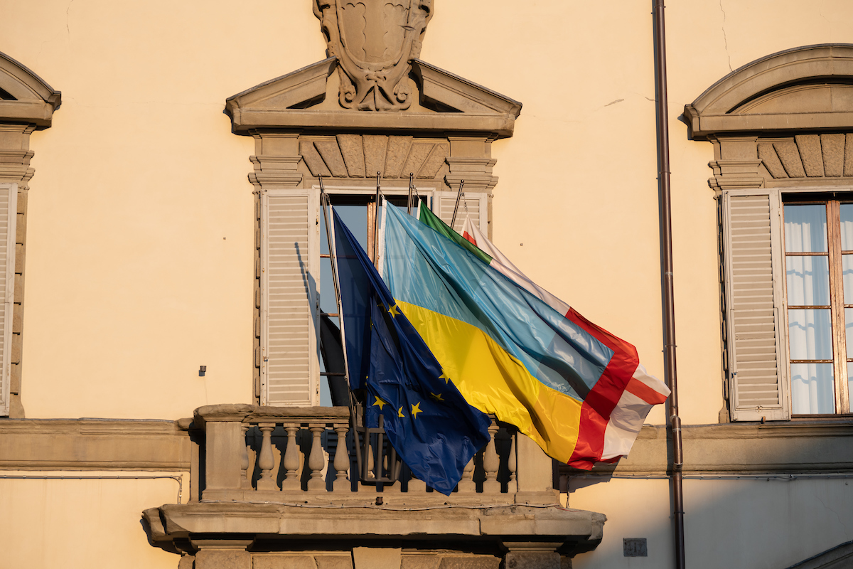 Regione, la bandiera dell’Ucraina sventola in piazza del Duomo