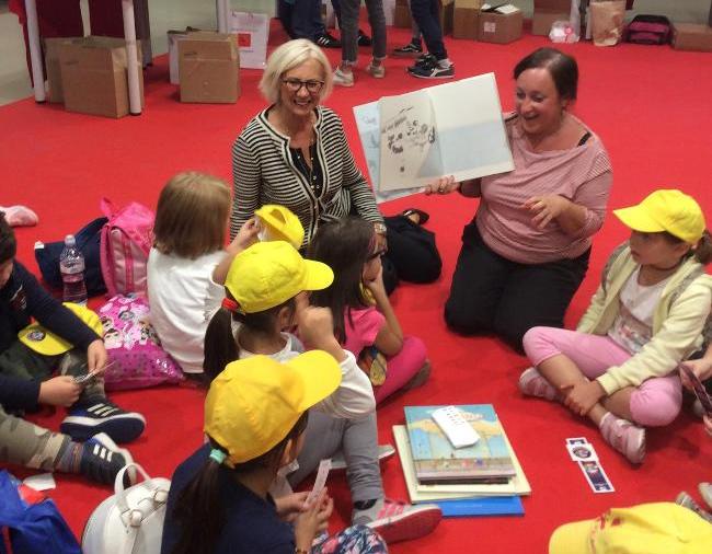 Firenze Libro Aperto, la vicepresidente Barni inaugura lo stand della Regione Toscana
