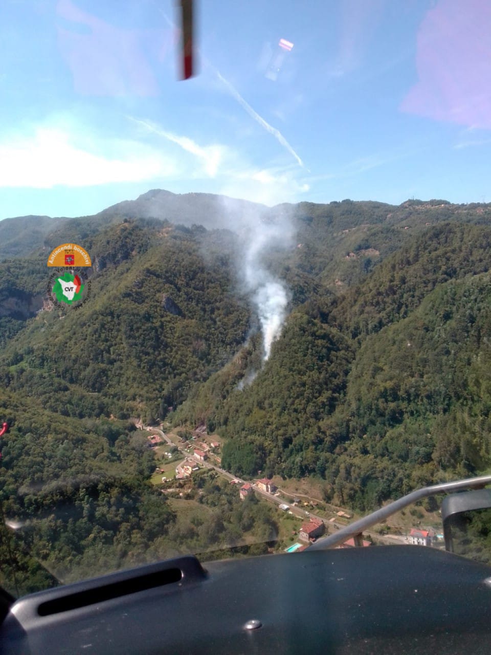 Incendi a Gallicano (Lu) e Campagnatico (Gr), elicotteri e squadre Aib in azione