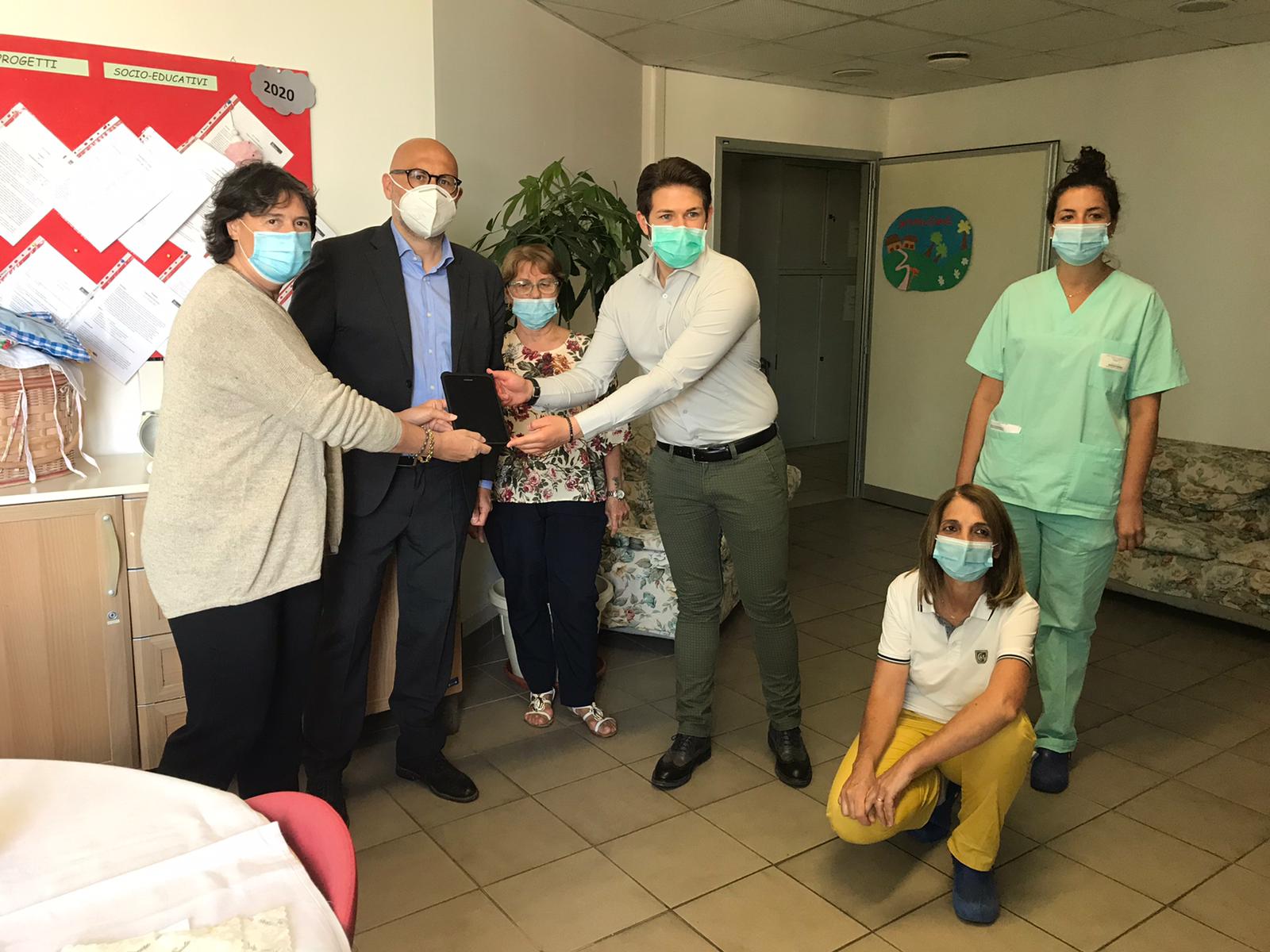 Stefania Saccardi ha consegnato i tablet nelle Rsa a Firenze e Scandicci