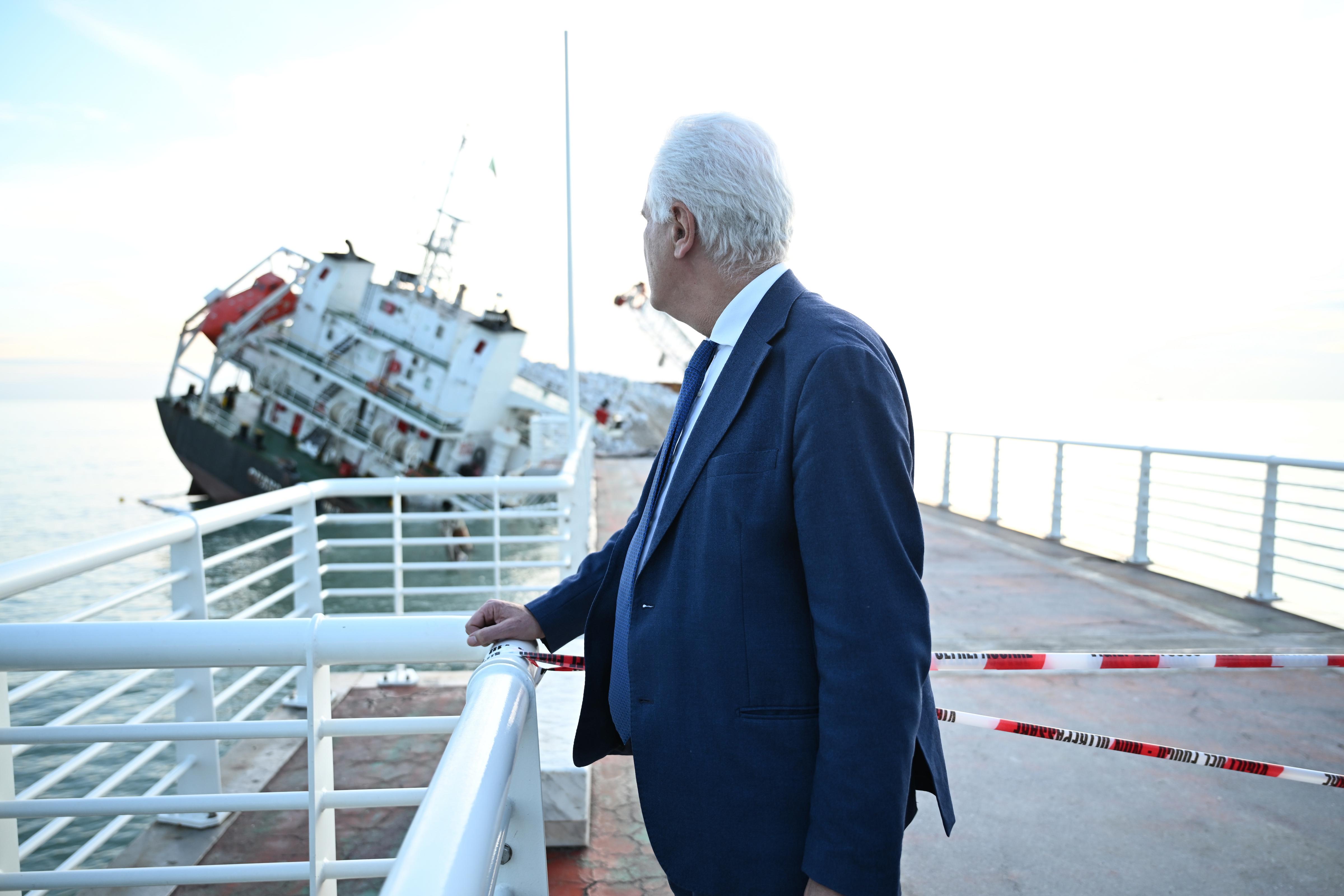 Nave incagliata, sopralluogo di Giani e Monni a Marina di Massa