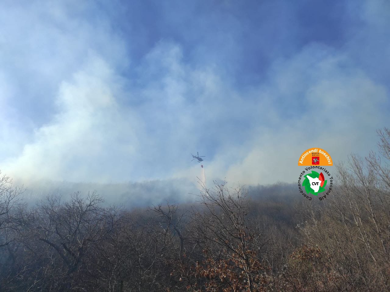 Due incendi boschivi in Valtiberina, intervenuti elicotteri regionali