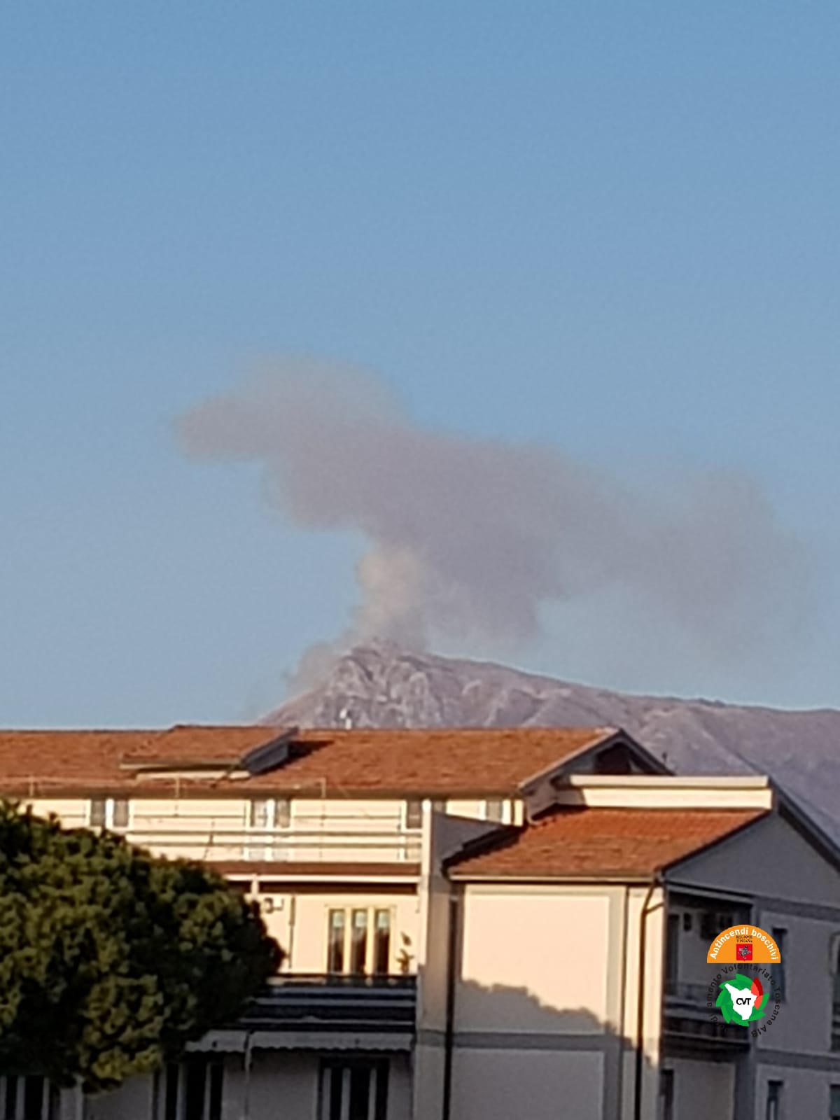 Incendio sul Monte Prana, a Camaiore (Lu). Sul posto un elicottero