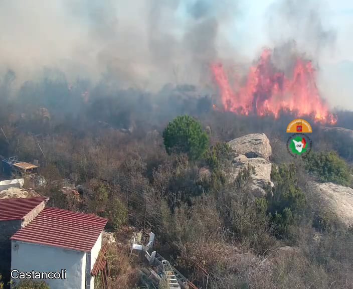 Fiamme all’isola d’Elba, in arrivo elicottero regionale