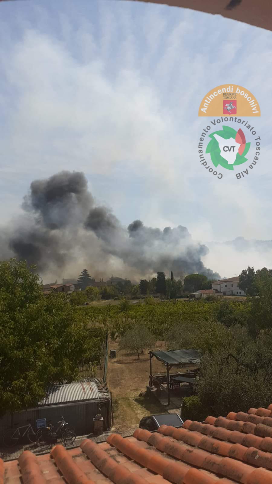 Incendi, fiamme il località Il Colle a Quarrata. Il vento non aiuta lo spegnimento