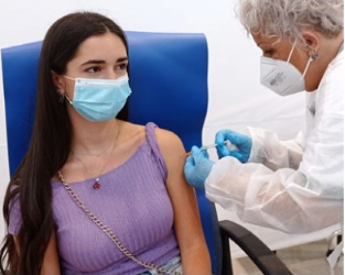 Vaccino anti-covid: dalle 18 prenotabile terza dose per 16-17enni e fragili 12-17