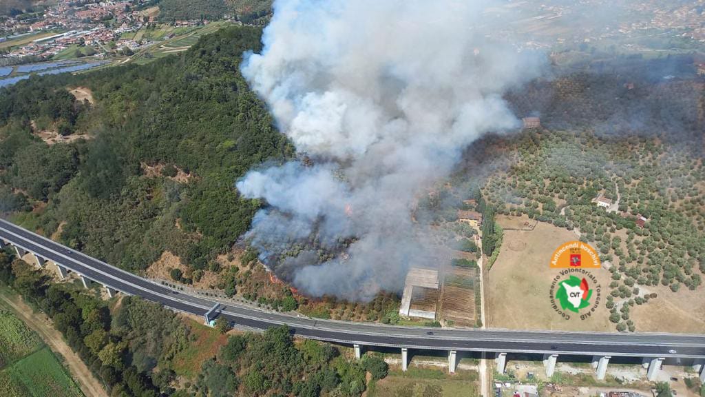 Incendi, fiamme in località Gulfa, nel comune di Massarosa. In azione 3 elicotteri