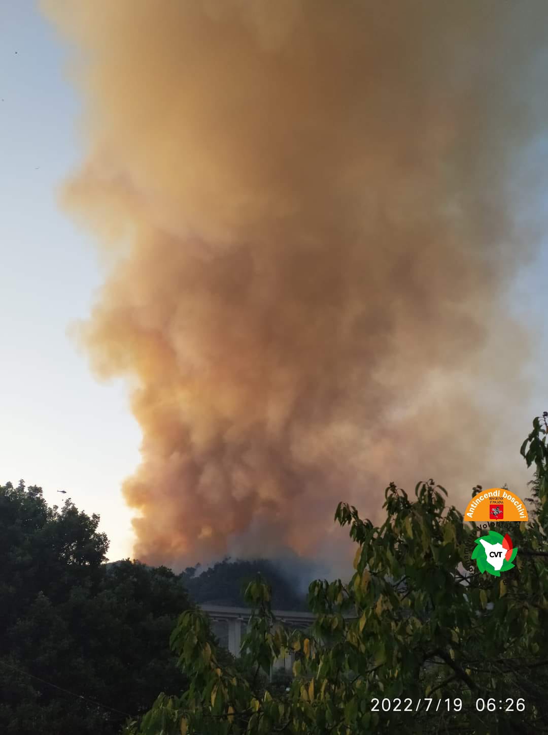 Incendio boschivo nelle colline di Massarosa (Lu), elicotteri e Canadair in azione