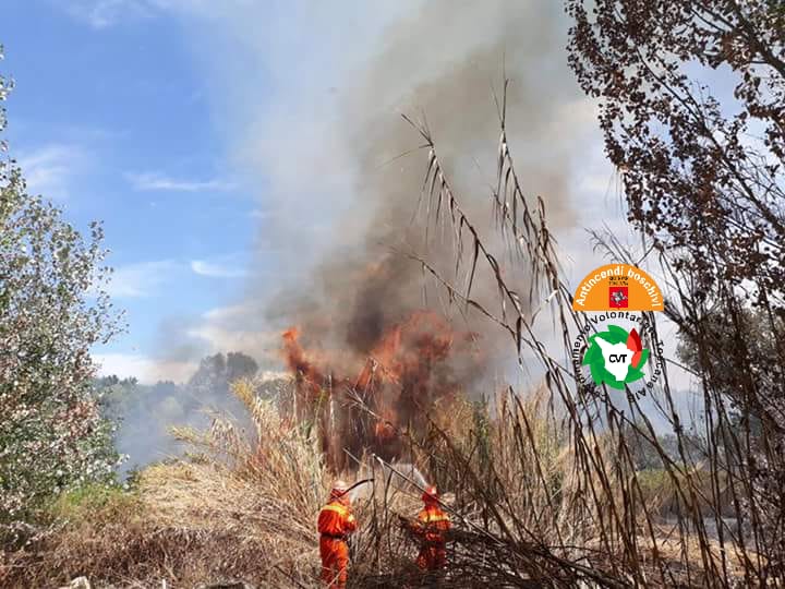 Incendio nei boschi delle Cerbaie fra Firenze, Pisa e Lucca. Due elicotteri in azione