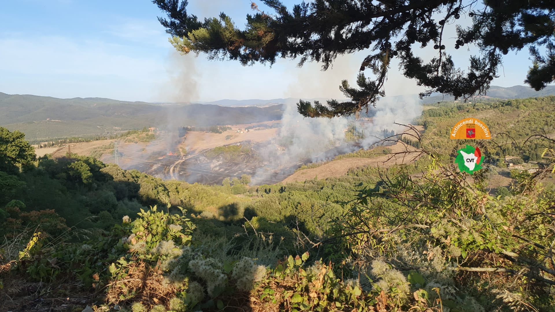 Incendi a Castel del Piano (Gr) e Pomarance (Pi), elicotteri regionali in azione