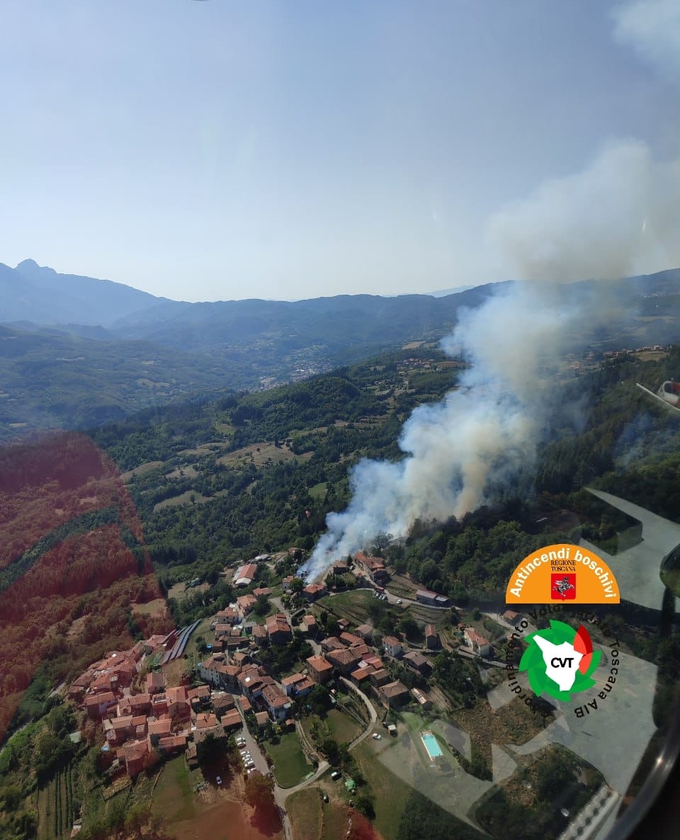 Incendio boschivo a Vibbiana in contenimento. Nuovo rogo a Capannori