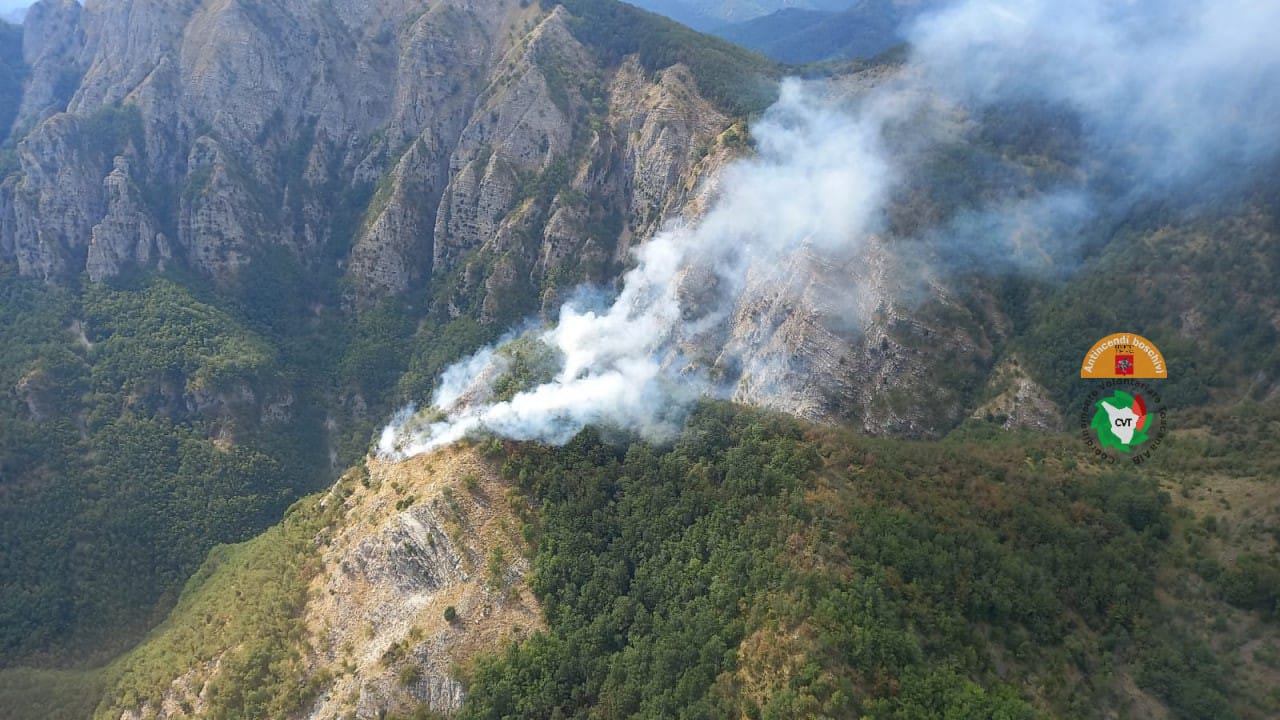 Incendi, riprese le fiamme a Balzonero, un elicottero sul posto