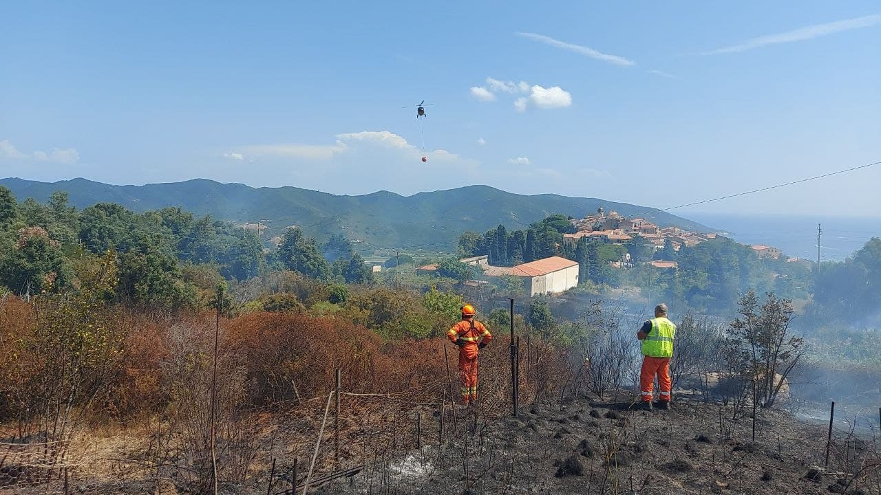 Incendio nel Comune di Campo nell’Elba, sul posto tre elicotteri e squadre AIB
