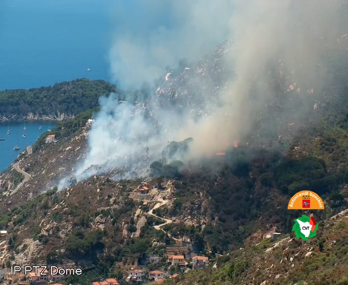 Incendio all'Elba. In azione le squadre antincedio della Regione