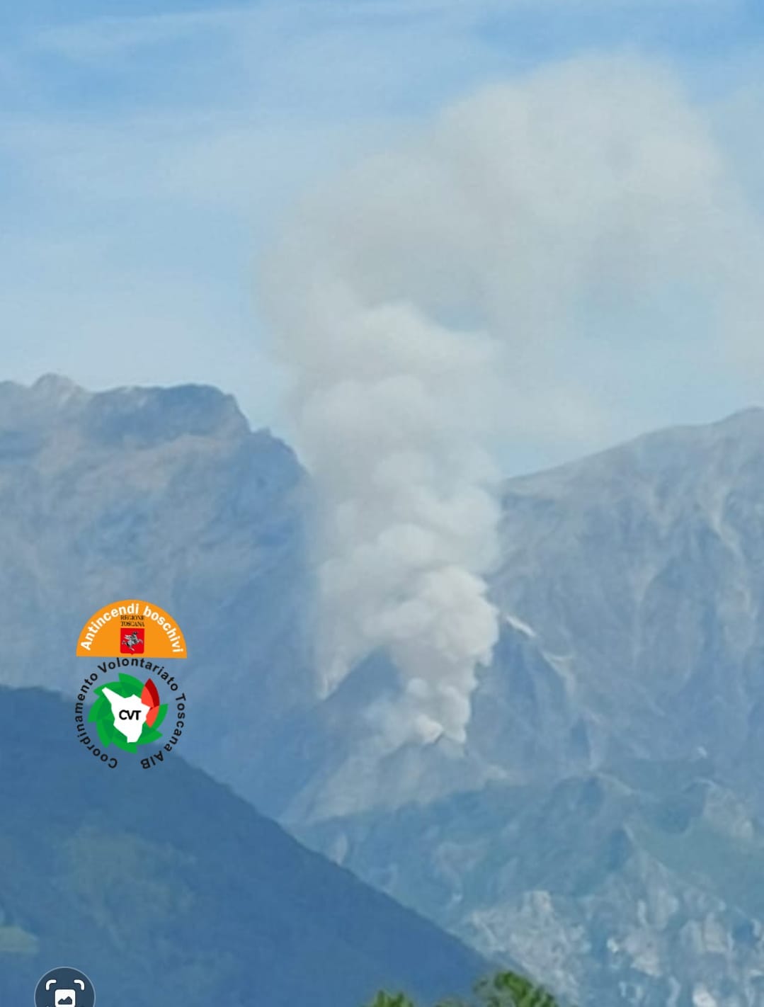 Incendio in corso a Massa, località Vettolina