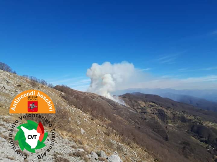In fase di bonifica l’incendio sul Monte Croce, a Stazzema (Lu)