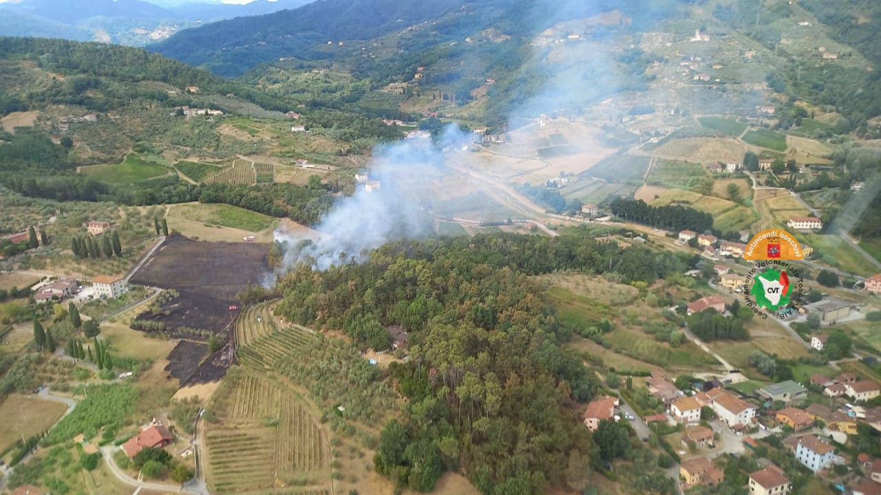 Incendi a Mutigliano (Lucca) e Doccia (Firenze): impegnati 3 elicotteri e 11 squadre Aib