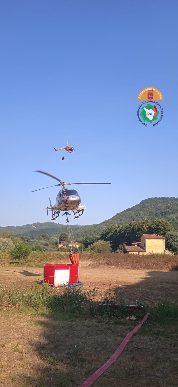 Incendio a Camaiore, intervenuti 3 elicotteri regionali. In arrivo 2 Canadair