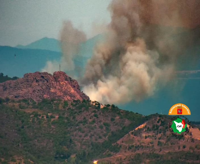 Incendio vicino alla spiaggia di Barbarossa all'Elba