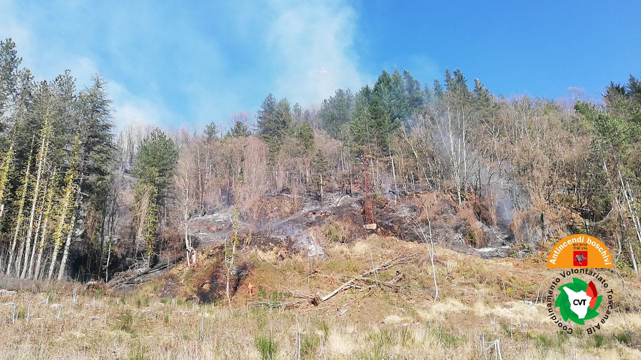 Quattro incendi nei boschi toscani, intervenuti due elicotteri regionali