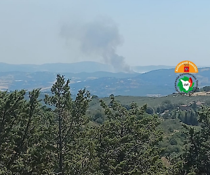 Incendio di Cinigiano, si allarga il fronte delle fiamme